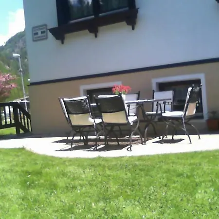 豪斯本杰明酒店 *